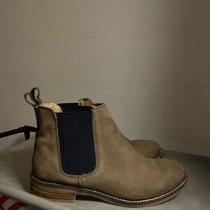 Stylish Tan Chukka Boots with Navy Detail